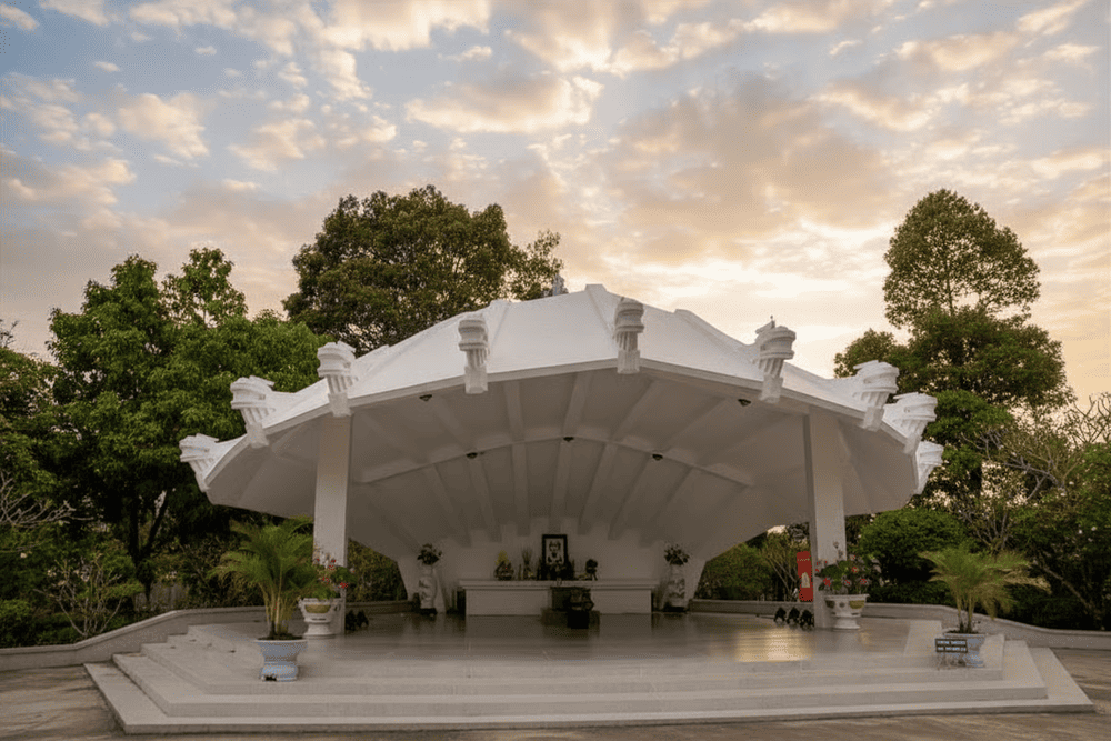 Khu vực lăng mộ với kiến trúc độc đáo